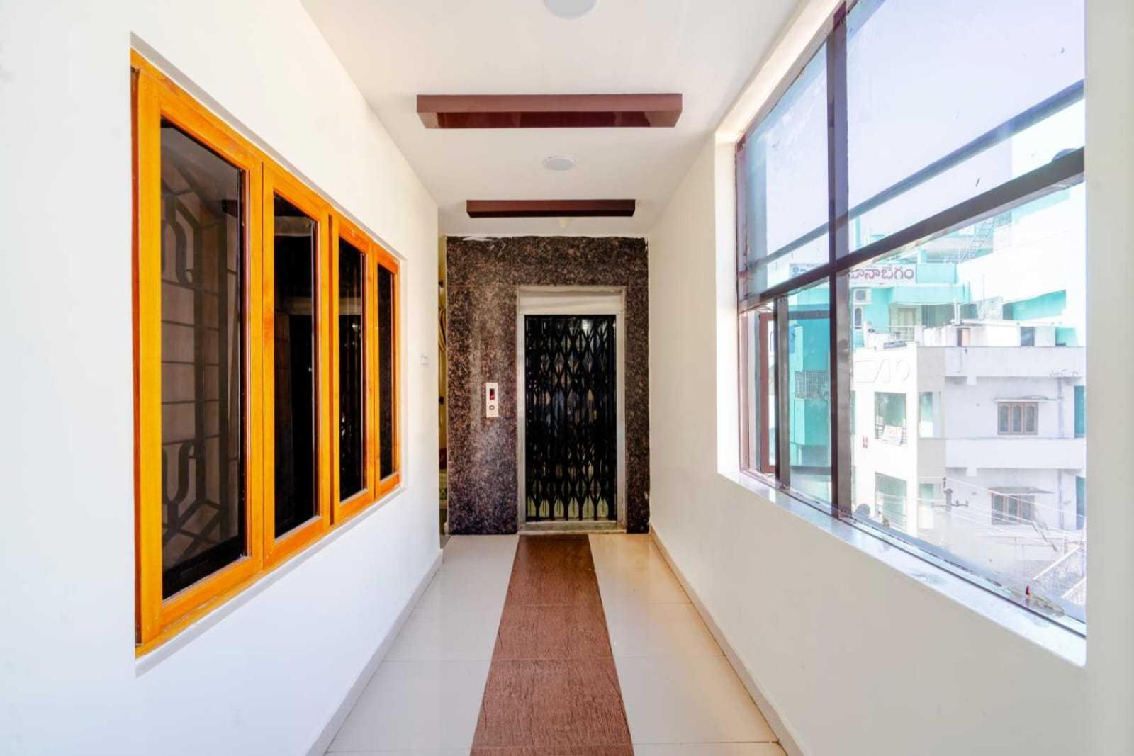 OYO 24288 Surya Teja Residency Hotel Khammam Bagian luar foto